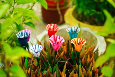 Renkli ev yapımı origami kağıt çiçek, DIY çiçek kağıdı el işi, çiçek kağıdı tarzı, DIY ev dekorasyonu.