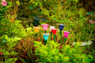 Renkli ev yapımı origami kağıt çiçek, DIY çiçek kağıdı el işi, çiçek kağıdı tarzı, DIY ev dekorasyonu.