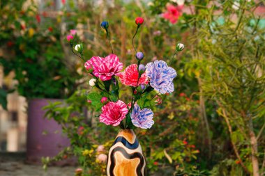 Renkli ev yapımı origami kağıt gül çiçekleri, DIY kağıt el işi, DIY ev dekorasyonu.