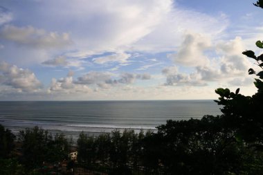 Yaz kumsalı, taş ve deniz altyapısı..