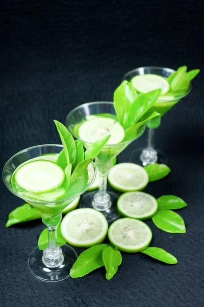 Succosa Limone Fette Limone Foglie Verdi Sfondo Nero — Foto Stock