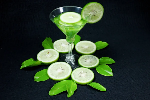 Saftige Zitronen Zitronenscheiben Und Grüne Blätter Auf Schwarzem Hintergrund — Stockfoto