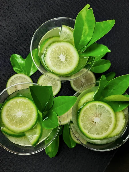 Сочный Лимон Ломтики Лимона Зеленые Листья Черном Фоне — стоковое фото