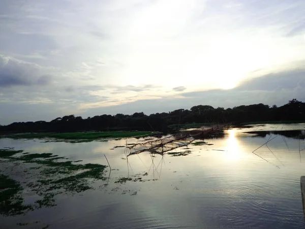Gün batımı kırsal nehir manzarası. Köyün nehir batımı manzarası.