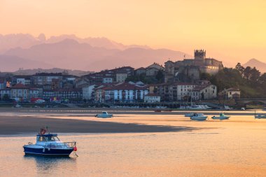 San Vicente de la Barquera, Cantabria 'da günbatımı ve alçak gelgit, arka planda Picos de Europa ile