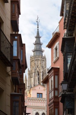 Toledo Katedrali 'nin kulelerinden biri sokak cepheleri arasında görülebiliyor.