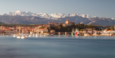 İspanya 'nın kuzey kıyısındaki San Vicente de la Barquera ve Picos de Europa panoramik