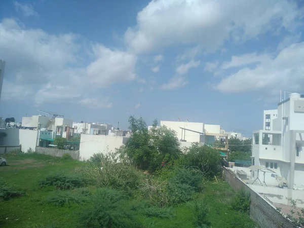 Hindistan 'daki şiddetli yağmurdan sonra çok güzel bir manzara. 