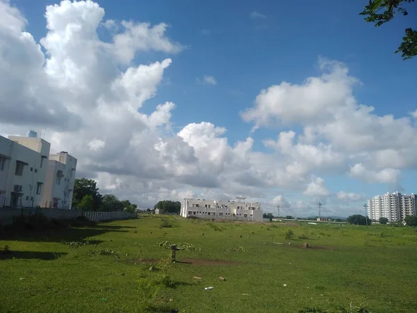 Uma Vista Verde Muito Atraente Com Nuvens Verão — Fotografia de Stock