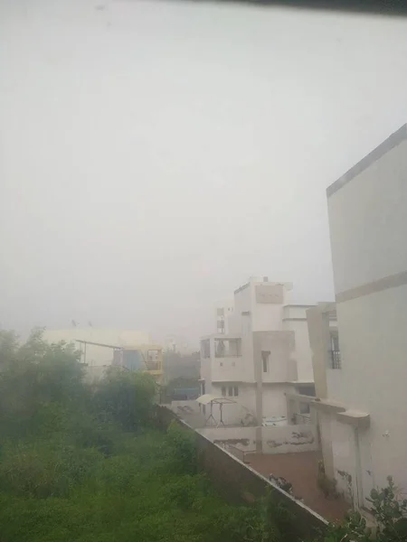Hindistan 'da sağanak yağmurun bir başka yan görüntüsü