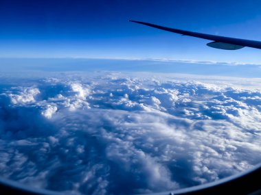 Arkaplanda mavi gökyüzü olan bulutlar