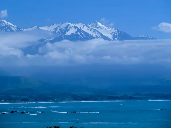 Mar Com Céu Azul Montanha Fundo — Fotografia de Stock