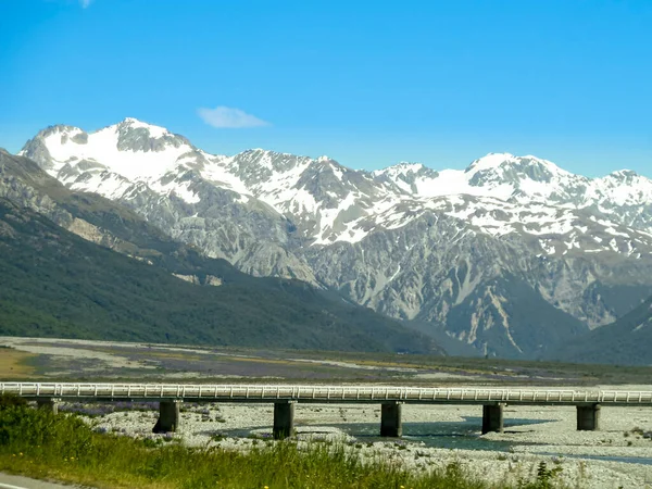 Brug Met Berg Blauwe Lucht Achtergrond — Stockfoto