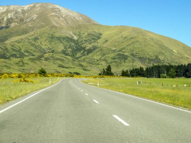 Mavi gökyüzü ile dağlara doğru...