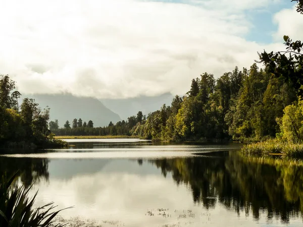 Reflexion Der Grünen Bäume See Wasser — Stockfoto