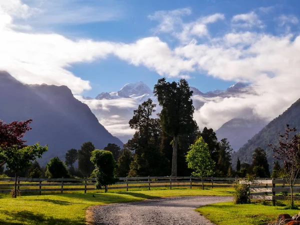 Garten Wiese Und Bäume Mit Berg Wolken Und Blauem Himmel — Stockfoto