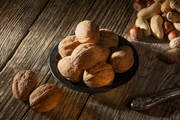 Noci Ciotola Legno Sul Tavolo Frutta Secca — Foto Stock