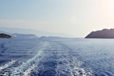 Mavi denizde köpüklü gemi izleri