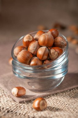 Kahverengi peçetede şeffaf fındıklar. Seçici odaklanma. Kuru kahverengi fındık.