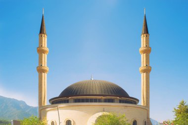 İki minareli Müslüman camii