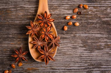 Yıldızlar ahşap kaşıkta masayı kapatıyorlar. Rustik arkaplan - Resim