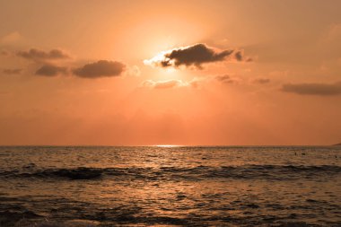 Denizde büyülü sıcak gün batımı