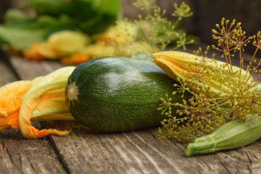 Tahta masada dereotlu taze kabak, kabak çiçeği.