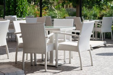 Boş masa ve sandalye dinlendirici