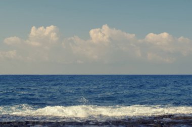 Gün boyunca sakin deniz yüzeyi