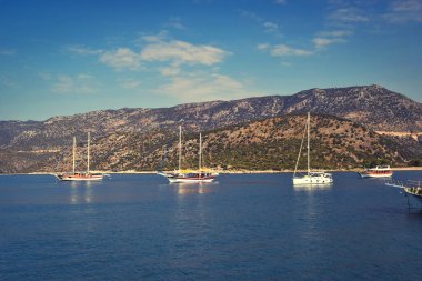 Güneşli bir günde sakin, mavi bir denizde zevk gemileri