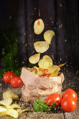 Patates cipsi kağıt torbada uçuyor..