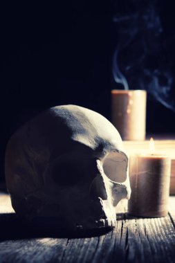 Korkunç kafatasını kapat, mum. Esrarengiz kavram