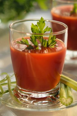 Maydanozlu ve kerevizli domates suyu, sabah güneşi, sağlıklı bir kahvaltı.,