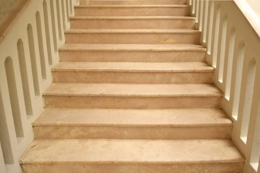 Taş merdiven görüntüsü. Mermer merdivenler yukarı çıkıyor.