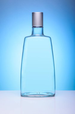 Mavi arka planda boş bir şişe