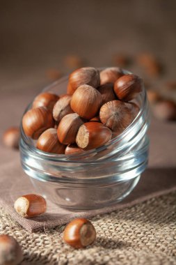 Şeffaf kasede fındıklar, seçici odaklanma. Organik yiyecekler