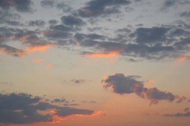 Gün doğumunda veya batımında bulutlu güneş ve gökyüzü - Görüntü