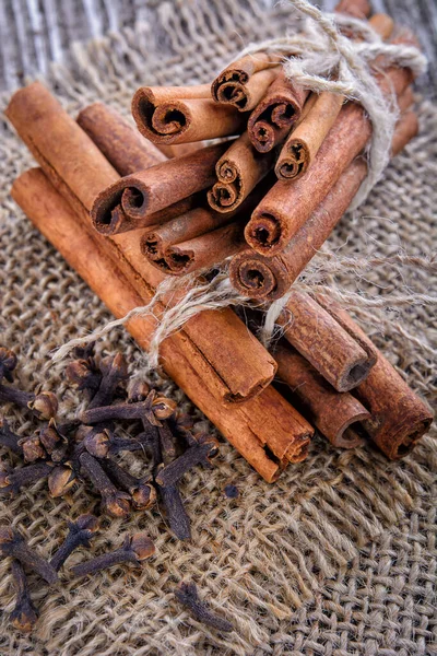 Zapachowe Przyprawy Cynamon Goździki Worze Rustykalnym Drewnianym Stole — Zdjęcie stockowe