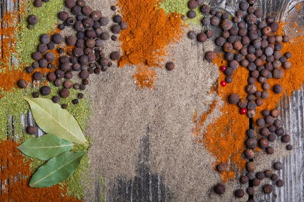 Allspice Gemalen Zwarte Rode Peper Verspreid Een Houten Tafel Kopieerruimte — Stockfoto