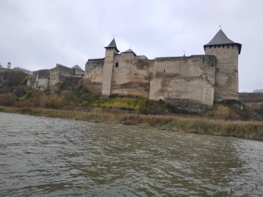 Nehrin kıyısındaki eski kale