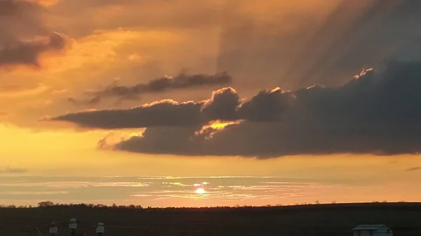 Increíble Puesta Sol Escondido Detrás Una Extraña Nube —  Fotos de Stock