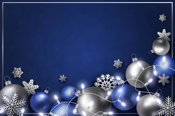 Natal e Ano Novo design bola de prata e azul, lâmpada, floco de neve Vector —  Vetores de Stock