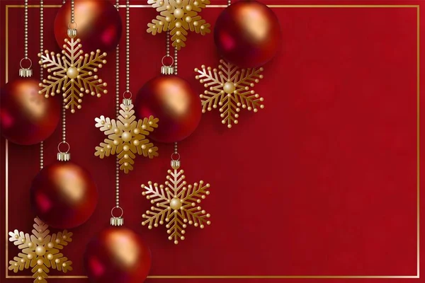 Χριστούγεννα και 2020 σχεδιασμός Πρωτοχρονιάς. 3D κόκκινη μπάλα, χρυσές νιφάδες χιονιού κρέμονται σε χρυσές αλυσίδες — Διανυσματικό Αρχείο