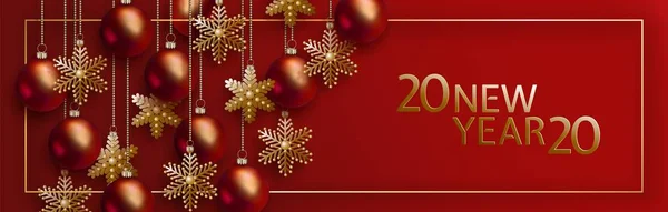 Natale e 2020 Design di Capodanno. Palla rossa 3D, fiocchi di neve dorati appesi a catene d'oro — Vettoriale Stock