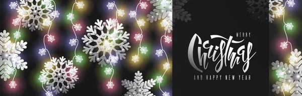 Різдвяний банер. Гірлянди з лампочок, срібні сніжинки, рукопис Різдво — стоковий вектор