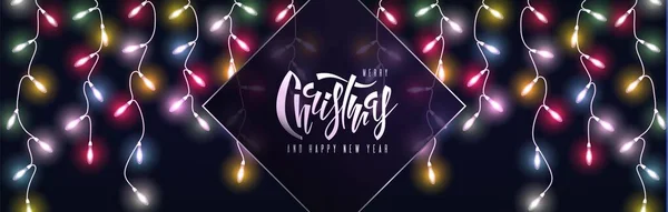 Kerst en Nieuwjaar banner, slinger van veelkleurige gloeilamp, belettering — Stockvector