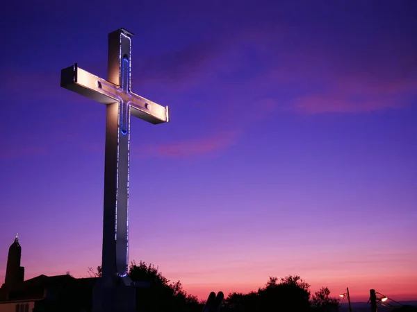 Металева Фотографія Релігійного Хреста Заходом Сонця Задньому Плані Ділянкою Копіювання — стокове фото