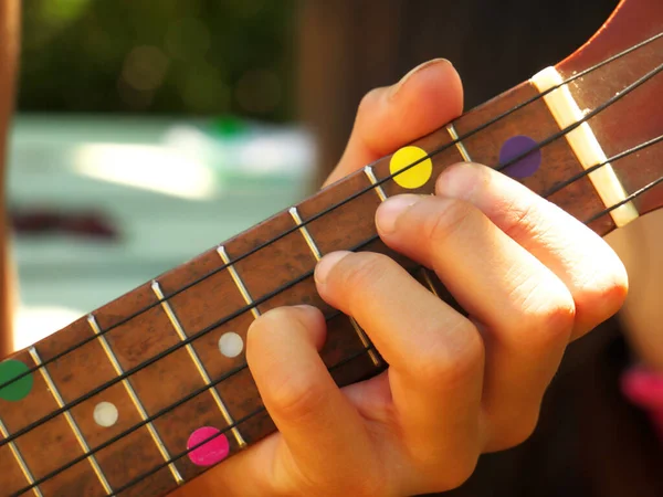 Close Mão Uma Menina Tocando Ukulele Imagens Royalty-Free