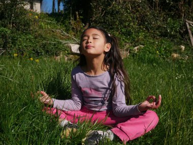 6-8 yaşları arasında küçük bir kız tatil sırasında Fransa 'nın güneyindeki küçük bir köyde dinleniyor. Çocukların bile doğada dinlenmesi gerektiğini gösteren ilham verici bir fotoğraf..