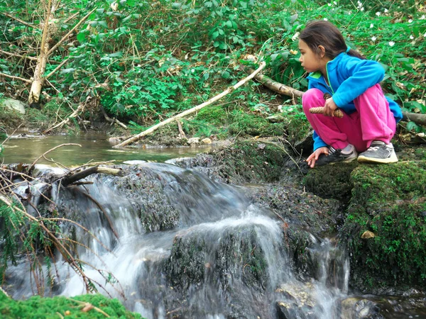 Niña Jugando Bosque Junto Río — Foto de Stock